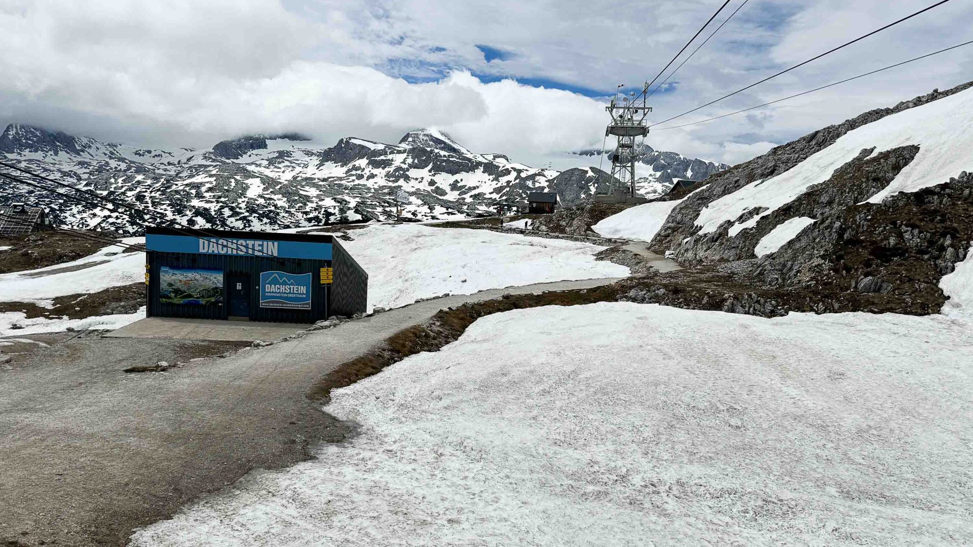 A cable car going up the glacier.